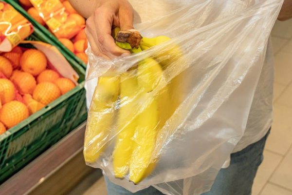 Больше не кладу бананы в одноразовый пакет, сняла тюль и пошила отличные мешочки