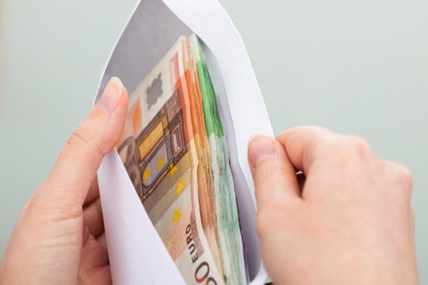 Сестра мужа одолжила у нас крупную сумму денег, а теперь отказывается возвращать, не знаю, как быть