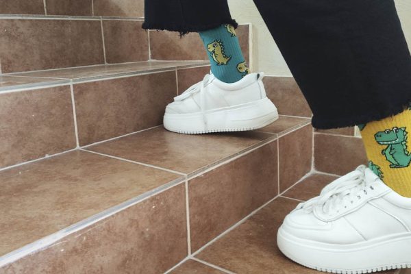 Когда не работает лифт, а в руках тяжелые сумки, поднимаюсь на восьмой этаж необычным способом