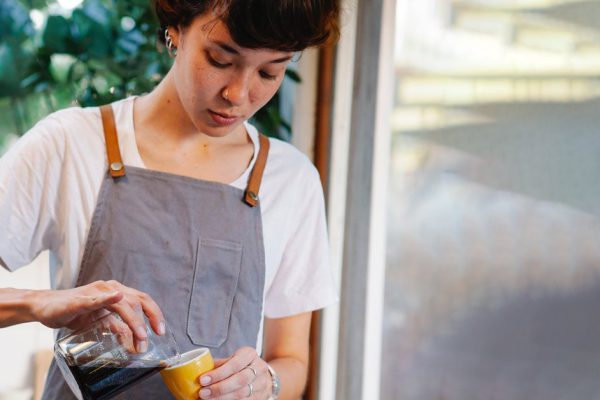 Официантка выплеснула холодный кофе на платье нахальной клиентки, но спустя два дня ей это аукнулось