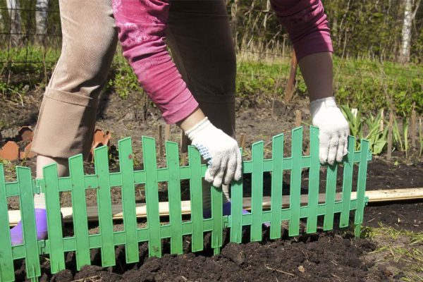 Выбросила пластиковые заборчики для клумб, подаренные свекровью