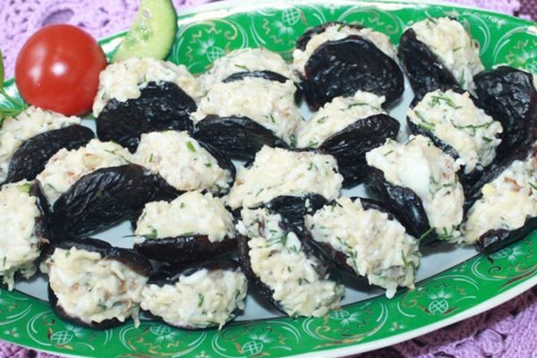 Сегодня начинила чернослив чесноком и грецкими орехами, завтра попробую сделать со свеклой, кажется, его можно фаршировать чем угодно