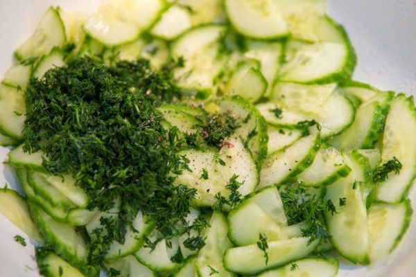 Тазик огуречного салата, и никаких закусок больше не надо: идеальный кумовской салат