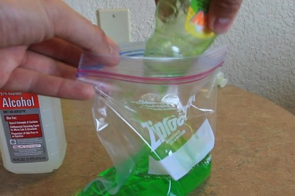 Этот парень заморозил 250 мл моющего средства… Узнав причину, я сделала то же самое!