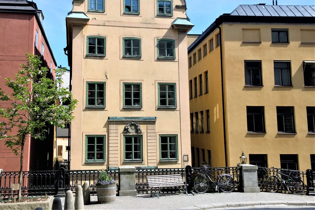 Шведы не закрывают шторами окна, живу 3 года в Швеции, но до сих пор не могу привыкнуть