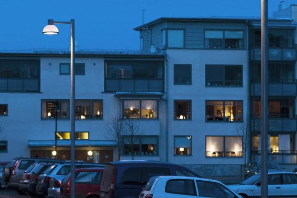 Шведы не закрывают шторами окна, живу 3 года в Швеции, но до сих пор не могу привыкнуть