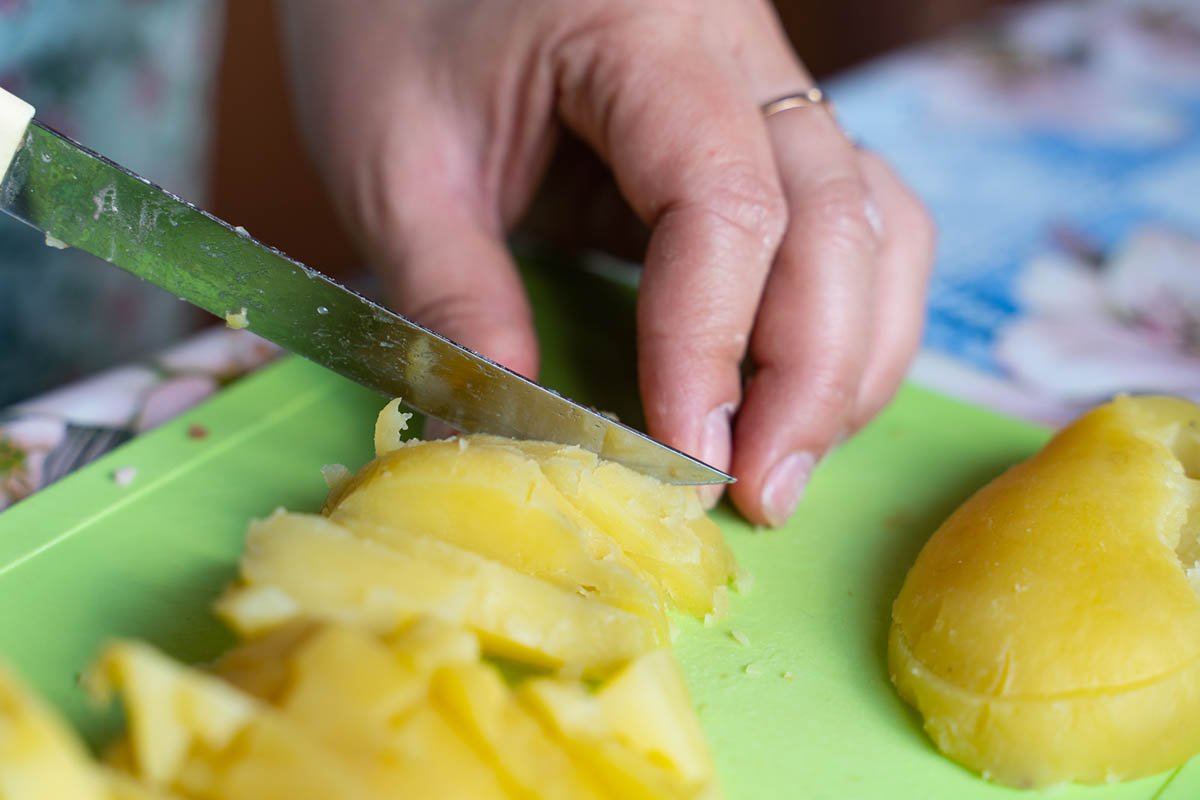 порезанная вареная картошка