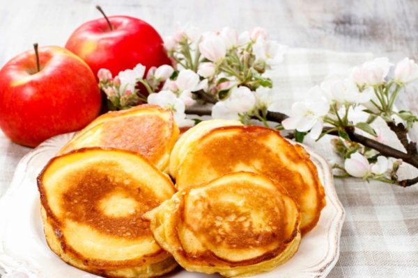 Как приготовить яблочные оладьи