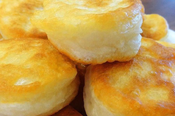 Восточная хозяйка готовит творожные оладьи, используя удивительной красоты посуду