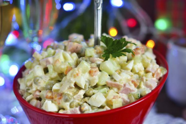 Зачем телеповар Ивлев добавляет в оливье только бочковые соленые огурцы