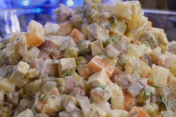 Ловкая цыганка готовит оливье по-новому: необычное сочетание, которое сможет удивить прихотливых гостей