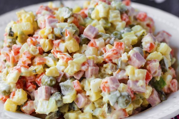 Мудрая хозяйка никогда не порежет в оливье такие огурцы