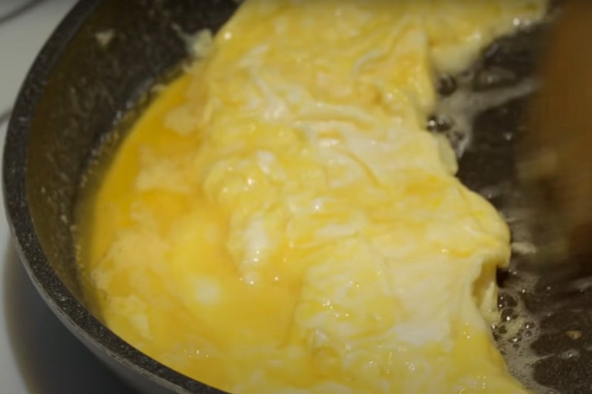 Омлет на 1 яйцо сколько. Омлет сколько яиц и молока. Омлет на 4 яйца сколько молока для омлета. Омлет сколько молока на 1 яйцо. Омлет на два яйца сколько молока.
