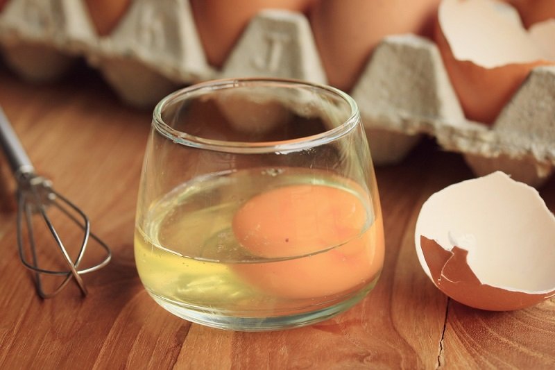 свежее яйцо в стакане