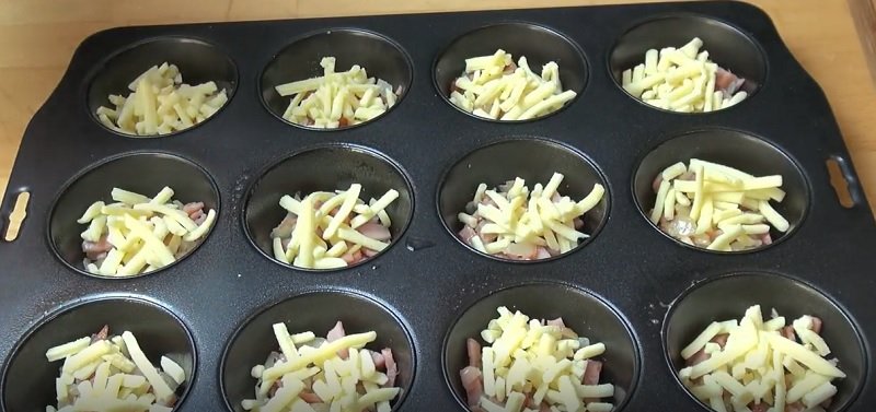 омлет с беконом в формочках