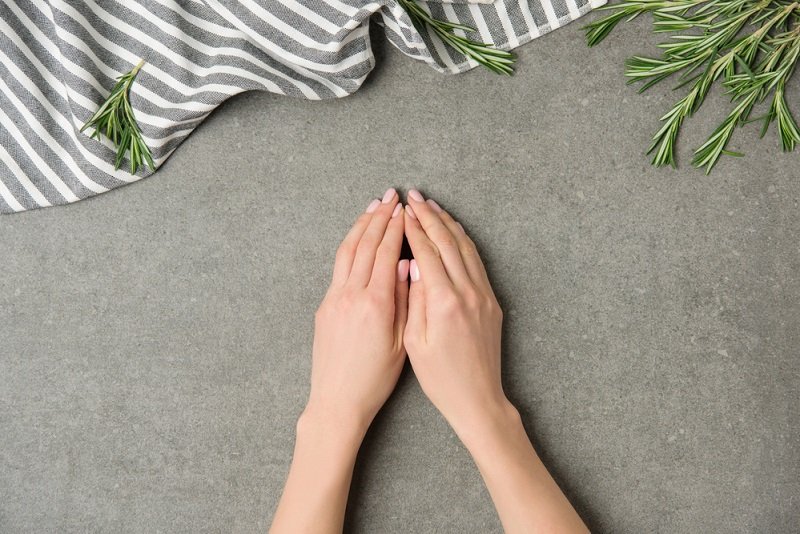 кожа рук белеет