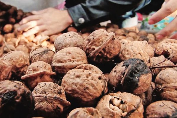 Почему не стоит покупать орехи на рынке