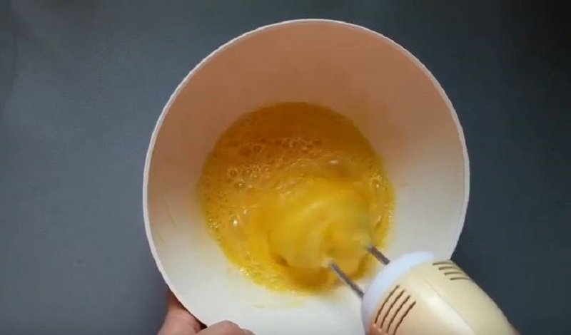 	взбитые яйца с сахаром