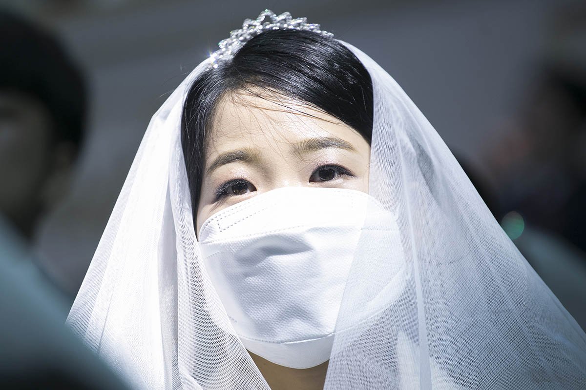 Репортаж со свадьбы в Южной Корее, где маски не смогли победить традиции Вдохновение,Брак,Гости,Жених,Корея,Молодожены,Невеста,Свадьба,Традиции,Церемония