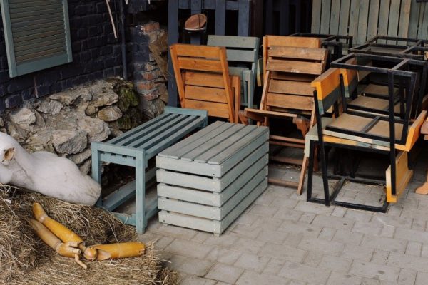 Нашла гору старых поддонов, оттерла от грязи и смастерила из них отменные подвесные клумбы