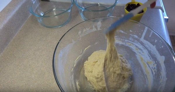 Эта женщина просто печет хлеб. Но результат заставил удивиться всех — вышло потрясающе!