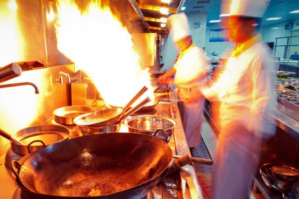 Девушка подрабатывала посудомойкой по ночам, отдавая все деньги маме, официанты подтрунивали над ней, но после одного события закрыли рты