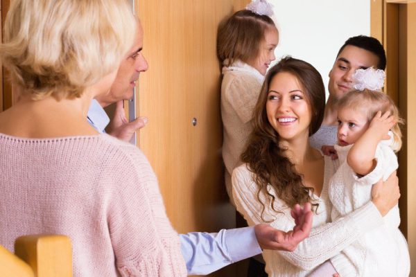 Приход гостей для меня хуже нашествия марсиан, никого не зову к себе, но друзья всё равно умудряются нагрянуть