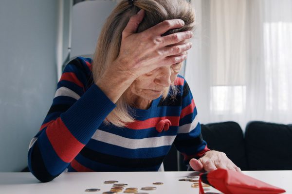 Попросила дочерей помочь с оплатой коммуналки, на следующий день они пришли ко мне домой, но не для того, чтобы дать денег