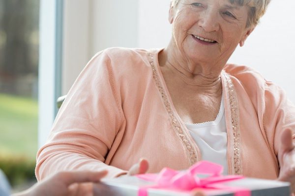 Спрятала ужасный подарок невестки и сына куда подальше, а они пришли и начали расспрашивать, где их презент