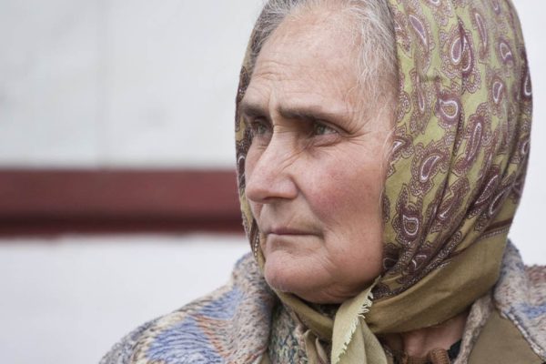 Бабушка сидела в холодном доме и плакала, в ушах звучали слова дочери о том, что она больше не нужна