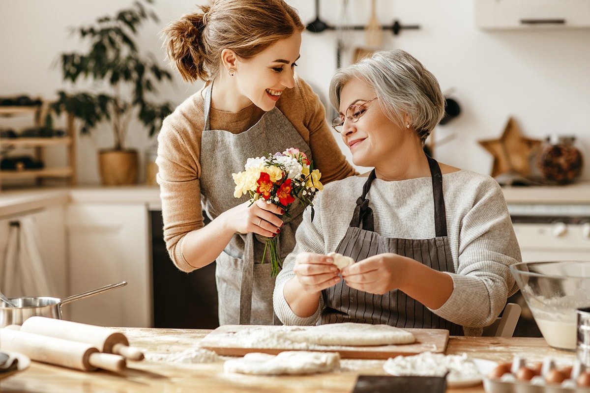 невестка и свекровь готовят