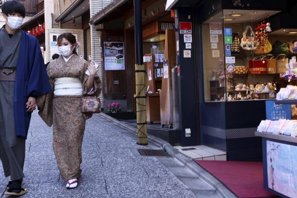 Горемычный японец объясняет, почему в Японии так мало разводов, но и жениться никто не торопится