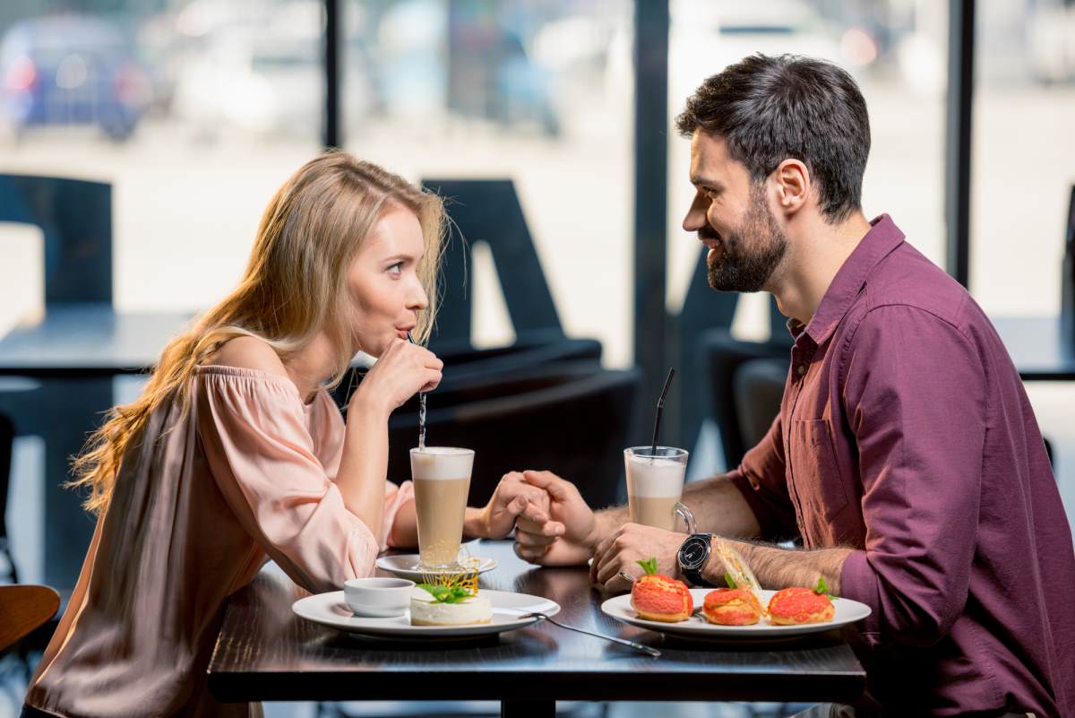 Фото мужчина и женщина в кафе