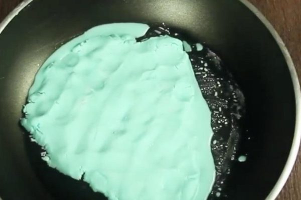 Она насыпала соду в сковороду, а через 30 минут сделала действительно бесценную вещь!