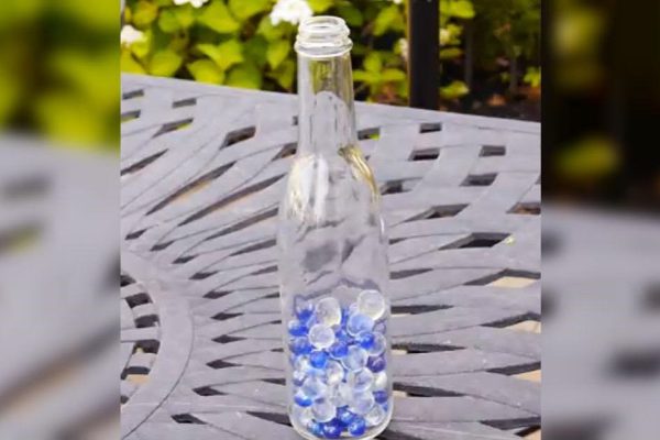 Она наполнила стекляшками пустую бутылку. Узнав, ради чего это всё, я тоже так поступил!