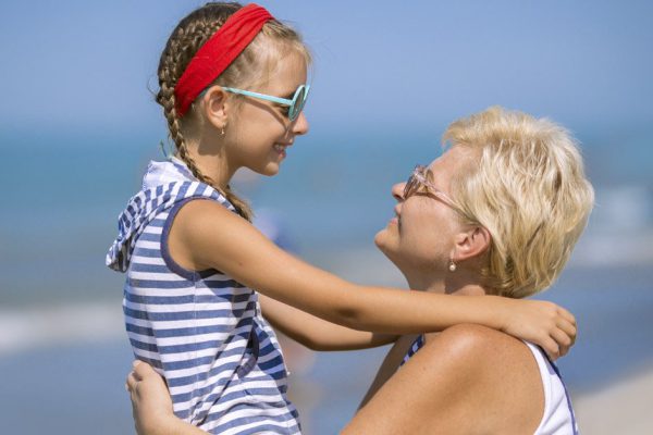 Мама укатила на море с дочкой моей сестры, а мою девочку взять отказалась