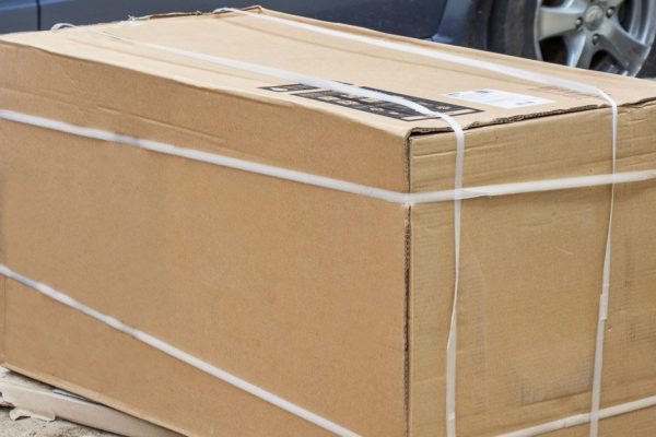 Подростки вышли гулять в рождественский вечер и обнаружили на обочине дороги странную картонную коробку, решили проверить