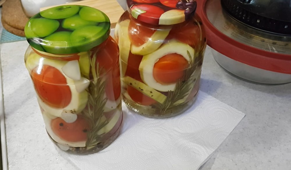 Овощное ассорти, или Как соединить кабачки и помидоры в одной закрутке