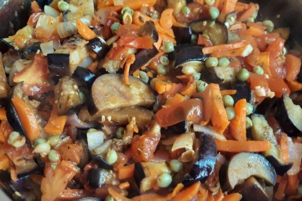 Румяная повариха в курсе, как из банального рагу сделать угощение, которое расхвалит даже высшее общество