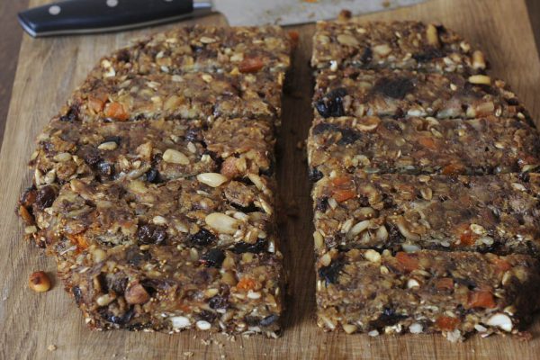 Запаслась овсянкой, когда цены еще были божеские, достаю прошлогодний мёд, готовлю овсяный хлеб