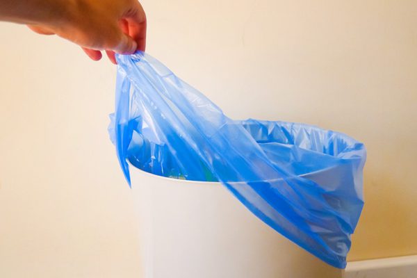 Пакеты для мусора и как правильно ставить их в ведро. Легкий способ, который почему-то очень долго не приходил никому в голову