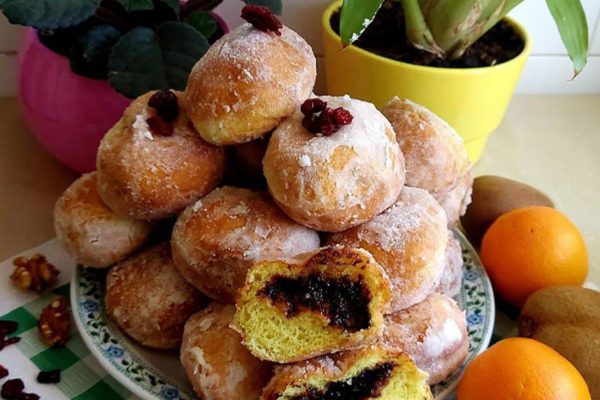 Рано утречком замесила тесто, пока муж спал, и разбудила его запахом жареных пончиков