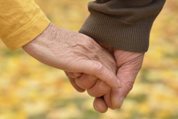 Напоминание о том, что время скоротечно, а старость уже невидимо здесь