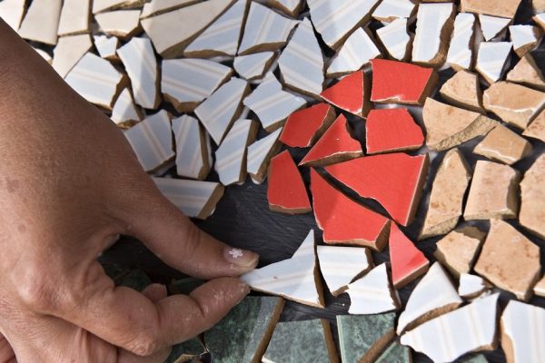 Парень склеивал осколки плитки в ванной… Когда он закончил, стало ясно — его усилия не напрасны!