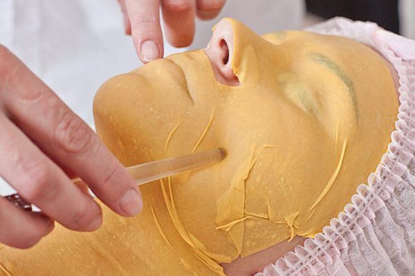 Подогреваю это средство, наношу на лицо и покрываю пленкой. 20 минут, и я снова как девочка!