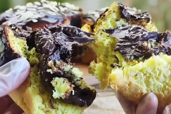 Решила на Пасху испечь кулич с начинкой, но свекровь не оценила мою идею, отдельно делает классические куличи