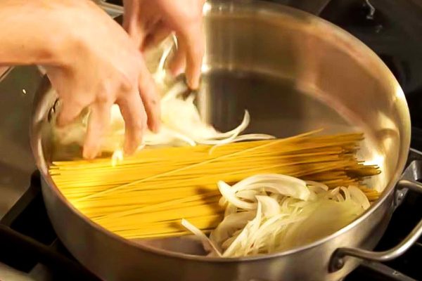 Зачем соединять сырую вермишель и лук