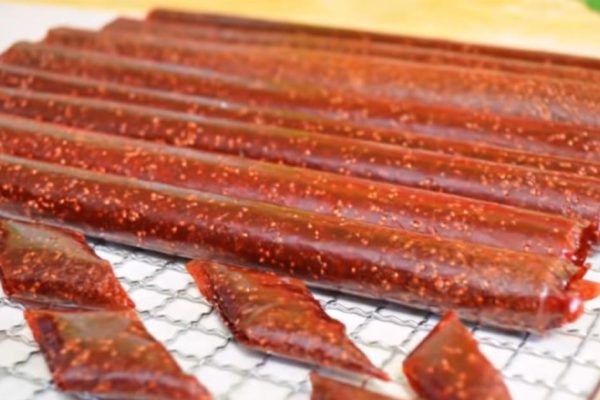 Метнулась кабанчиком за клубникой, сушу пастилу, будет царское угощение для внуков