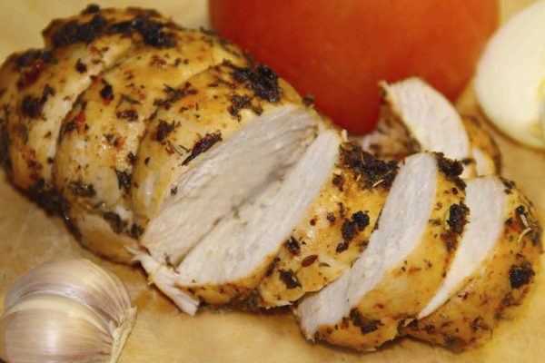 Куриную грудку замачиваю на ночь в рассоле, на следующий день подаю к столу сочную пастрому