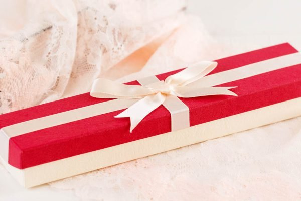 На день рождения муж преподнес мне коробочку с золотым браслетом, сначала я обрадовалась, но потом кое-что заметила